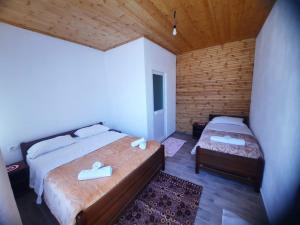 Rúm í herbergi á Mikel Center Theth Guesthouse
