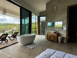 ein großes Badezimmer mit Badewanne und Waschbecken in der Unterkunft Destino Hotel & Hot Springs - Lujoso hotel en Provincia Guanacaste, San Bernando de Bagaces, Bagaces in Bagaces + 84 Fotos