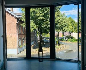 an open window with a view of a street at Apartment MiRa 2 in Pulheim