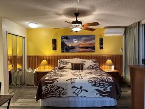 维雷亚Maui Banyan- Your home away from home on Maui!的带床和吊扇的卧室