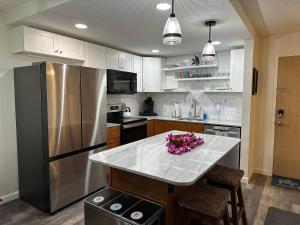 Maui Banyan- Your home away from home on Maui!的厨房或小厨房
