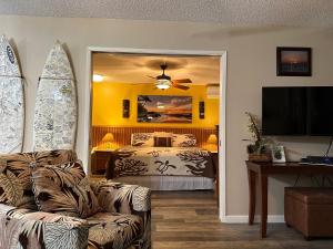 Maui Banyan- Your home away from home on Maui!的电视和/或娱乐中心