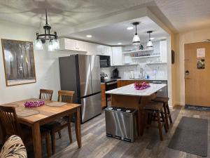 Maui Banyan- Your home away from home on Maui!的厨房或小厨房