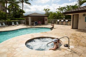 Maui Banyan- Your home away from home on Maui!内部或周边的泳池