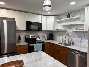 Maui Banyan- Your home away from home on Maui!的厨房或小厨房