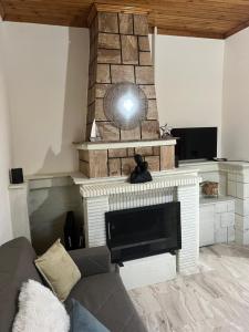 Μια τηλεόραση ή/και κέντρο ψυχαγωγίας στο Beach house with garden sleeps 6