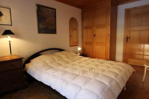 Un pat sau paturi într-o cameră la Forêt C13