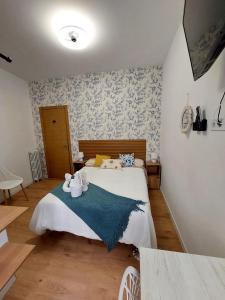 Łóżko lub łóżka w pokoju w obiekcie Habitaciones Universal