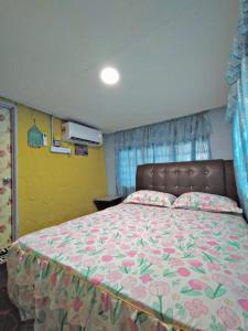 Postel nebo postele na pokoji v ubytování Kubang Sepat HomeStay