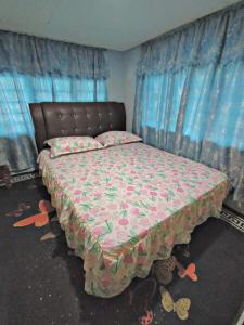 Postel nebo postele na pokoji v ubytování Kubang Sepat HomeStay