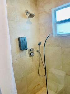 eine Dusche mit Duschkopf in einem Badezimmer in der Unterkunft Roosevelt Corner By The Ocean in Hollywood