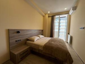 Una cama o camas en una habitación de Gonio N803 Beach front apartment
