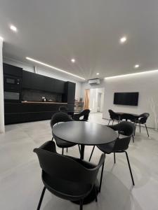 a room with a table and chairs and a kitchen at CUORE - LUXURY ROOMS in Pescara
