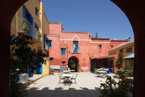 cortile con tavoli e sedie di fronte a un edificio di Duca di Castelmonte a Trapani