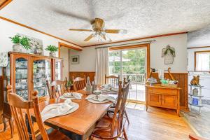 une salle à manger avec une table et des chaises et un ventilateur de plafond dans l'établissement Family Fancy Gap Cottage with Deck - Pets Welcome!, à Fancy Gap 29 autres photos