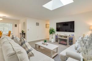 Long PondFire Pit and Community Beach Poconos Getaway!的相册照片