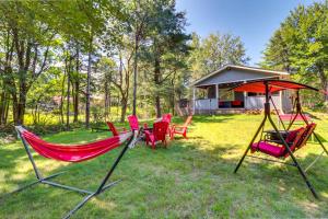 Zahrada ubytování Fire Pit and Community Beach Poconos Getaway!