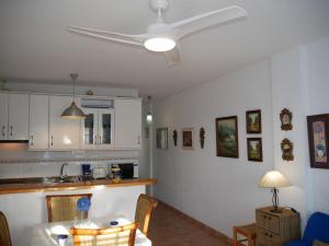 a kitchen with a ceiling fan and a table at Precioso apartamento en Cabo de Gata in El Cabo de Gata
