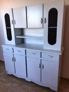a white dresser with two mirrors on it at Apartamento em condomínio, alugo para o ENCANTOS DO NATAL GARANHUNS in Garanhuns
