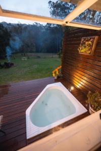 Fotografie z fotogalerie ubytování Central Coast Deck and Spa Luxury Tiny House with firepit v destinaci Matcham
