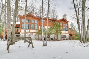 Slopeside Boyne Mtn Resort Condo with Deck! v zimě