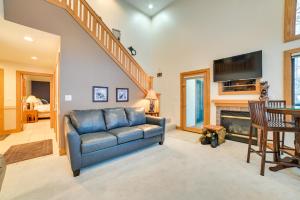 TV a/nebo společenská místnost v ubytování Slopeside Boyne Mtn Resort Condo with Deck!