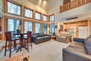 Kuchyň nebo kuchyňský kout v ubytování Slopeside Boyne Mtn Resort Condo with Deck!