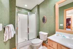 Koupelna v ubytování Slopeside Boyne Mtn Resort Condo with Deck! + 34 fotografií