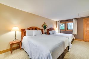 Postel nebo postele na pokoji v ubytování Slopeside Boyne Mtn Resort Condo with Deck!