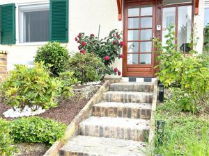 un conjunto de escaleras delante de una casa con puerta en Charmante maison - Proche JO 2024, en Montigny-le-Bretonneux