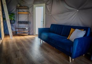 Posezení v ubytování Glamping HEN W TRAWIE
