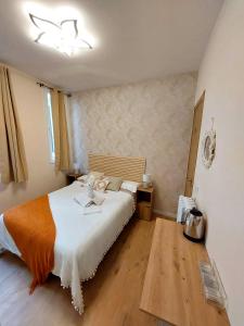 Łóżko lub łóżka w pokoju w obiekcie Habitaciones Universal