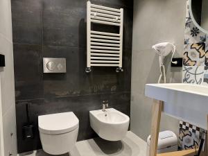 Un baño con un inodoro blanco y un lavabo. en Siculus Bed and Breakfast, en Catania 71 fotos más