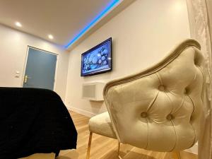 Μια τηλεόραση ή/και κέντρο ψυχαγωγίας στο Appartement chic, quartier calme +6 φωτογραφίες