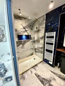 Ένα μπάνιο στο Appartement chic, quartier calme