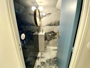 Ένα μπάνιο στο Appartement chic, quartier calme