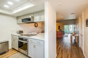 Η κουζίνα ή μικρή κουζίνα στο Quaint Welaka Getaway Steps to St Johns River!