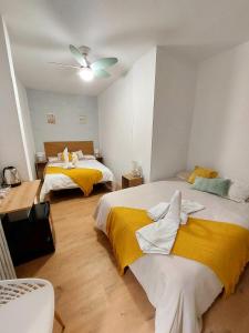 Łóżko lub łóżka w pokoju w obiekcie Habitaciones Universal