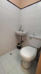 een badkamer met toilet en wastafel bij Habitación en lindo Apartamento in Pasto