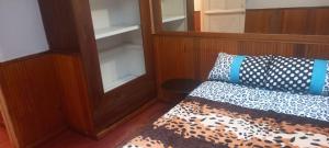 een slaapkamer met een bed en een kast bij Habitación en lindo Apartamento in Pasto