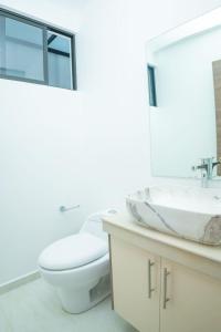 バーニョスにあるMV Departamento 1のトイレと洗面台付きのバスルーム