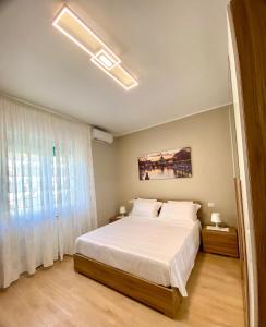 Un dormitorio con una cama grande y una ventana. en CapuansHome-Intero appartamento, en Roma