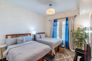 Postel nebo postele na pokoji v ubytování 2 Bed Ocean View Balconys Corner Unit LB Convention Center + 18 fotografií
