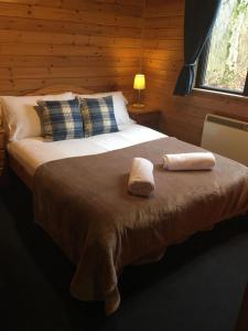 Postel nebo postele na pokoji v ubytování Loch Lomond Lodge