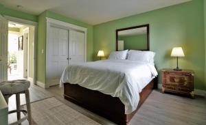 una camera da letto con un letto grande e uno specchio di PRIVATE La Jolla Guest Suite a San Diego