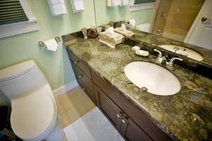 un bagno con lavandino e WC di PRIVATE La Jolla Guest Suite a San Diego