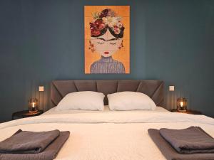 Ένα ή περισσότερα κρεβάτια σε δωμάτιο στο HOMEBASE - Design Lofts am Schloss