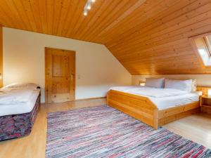 two beds in a room with a wooden ceiling at Hilde in Zirkitzen