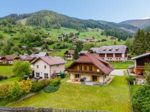 an aerial view of a village in the mountains at Hilde in Zirkitzen