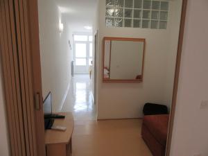 Televízia a/alebo spoločenská miestnosť v ubytovaní Apartment Rabac 2340c